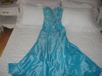 Très belle ``robe de bal``style ``sirène ``turquoise.