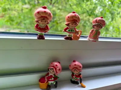 5 Strawberry Shortcake Miniatures, Vintage,  Kenner, View more