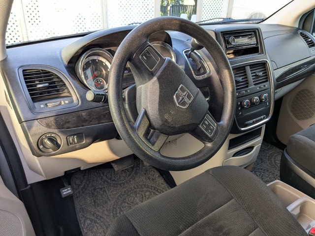 Auto Dodge Caravan 2012 stow and go — photo 3
