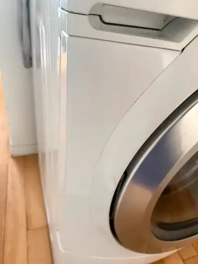 Machine à laver Whirlpool, en bon état général, utilisée mais propre et fiable. Elle lave très bien,...