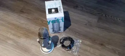 Microphone Blue Yeti à vendre 70$ CAD, argent comptant et à venir chercher sur place seulement. Très...