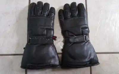 Motorcycle leather gloves Made by 3M For cold weather rideing Has zippered pocket for glove cover in...