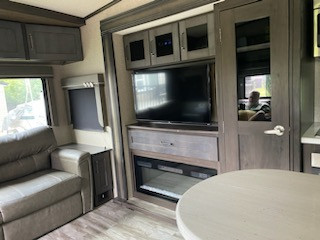 Grand Design Reflection 337 RLSFifth wheel Excellent condition in Travel Trailers & Campers in Lethbridge - Image 4