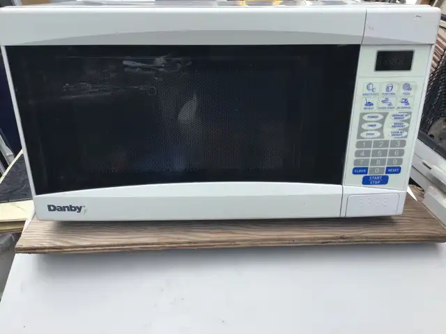 "Danby" White  Top Counter Microwave -700W, 0.6 cu.ft in Other in Oakville / Halton Region - Image 2