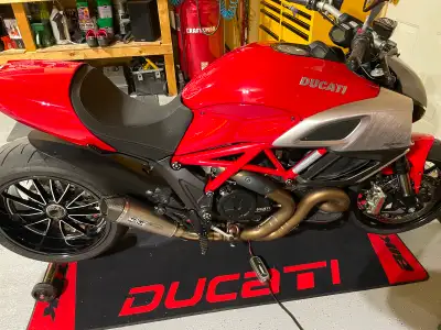 Well maintained, Excellent condition motorcycle One owner Desmo completed 2023. Included are the par...