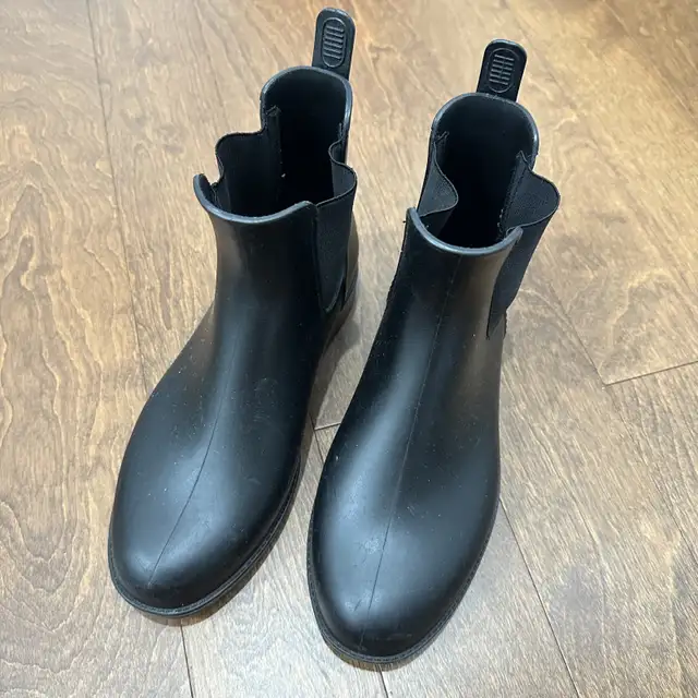 Women's Shoes| WOMEN’S RAIN BOOTS Size 7 Bottes de pluie in Women's - Shoes in City of Montréal - Image 2