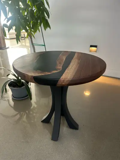 Table en noyer et époxy, View more