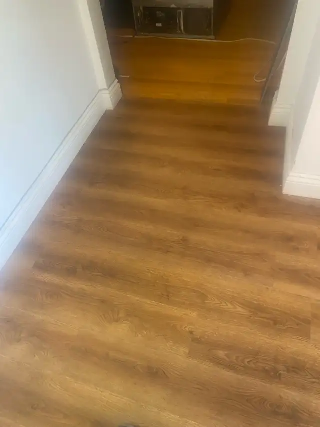 1$ pose plancher flottant in Flooring in City of Montréal - Image 6