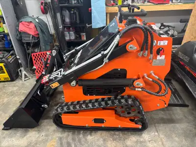 New mini compact track loader skid steer 13.5hp engine, 37" bucket, 39" width, lifts 800lbs, Weight...