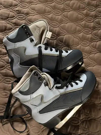Women’s figure skates size 6, View more