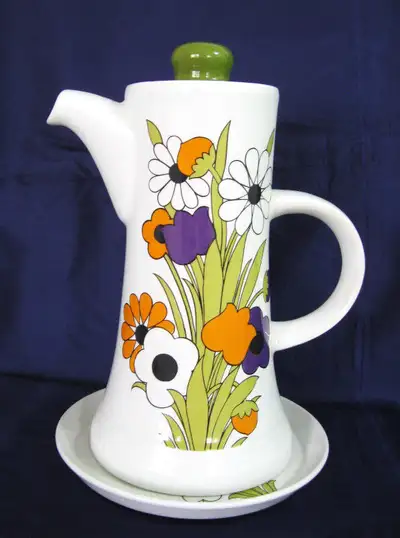 Cafetiere fabriquer en Angleterre...Barker Bros..Motif..SPRING TIME.. Elle mesure dix pouces de haut...