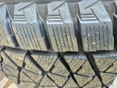 Pneus hiver 235 55 R20 Blizzak (VUS) comme neufs roulé 1000 km environ payé 1300$ demande 750$ ferme...