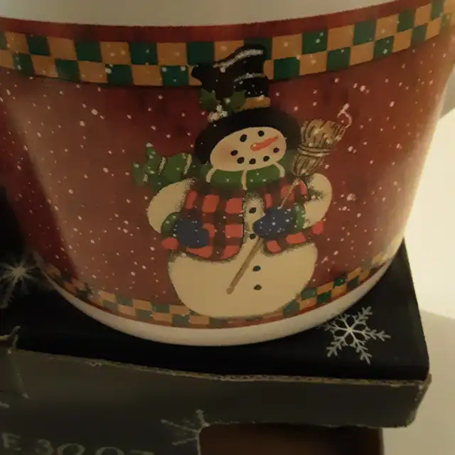 1990s New in Box Pair of 30 oz Soup Mugs Snowman Cocoa Coffee in Kitchen & Dining Wares in Calgary - Image 3