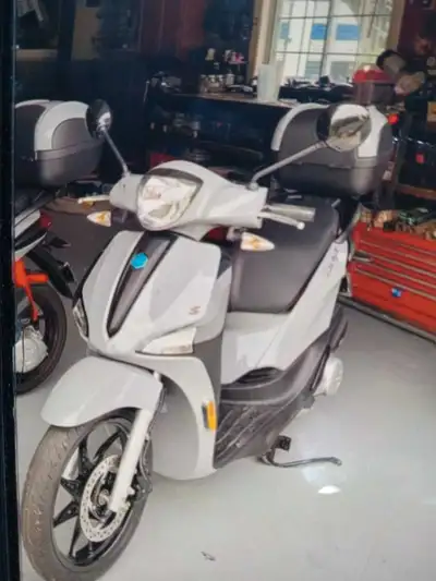 Grey 2022 Piagio Liberty S 50 307 km