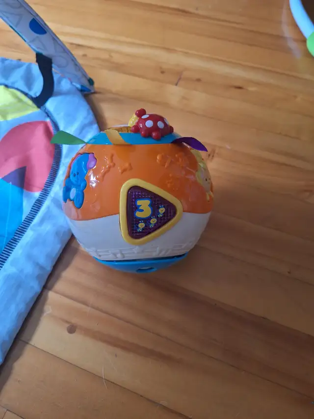 Tapis d'éveil + boule interactive + toupie in Toys in City of Montréal - Image 4