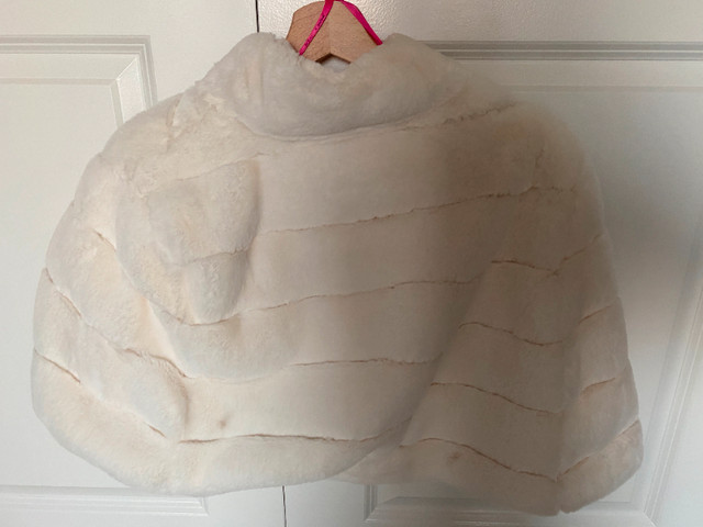 Cream Fake Fur jacket /  wrap - New with tags in Women's - Tops & Outerwear in Oakville / Halton Region - Image 2