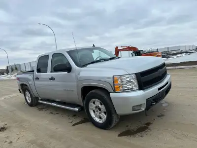 Up for sale is my 2011 Chevrolet Silverado 1500 LT with an automatic transmission and the 5.3L engin...