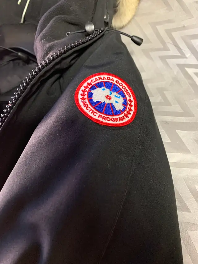 Canada goose black Victoria parka in Women's - Tops & Outerwear in Cape Breton - Image 9