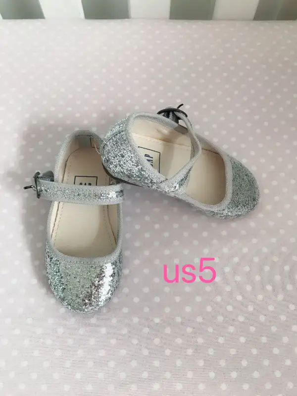 girls size 5-8 shoes in Kids & Youth in Markham / York Region - Image 2