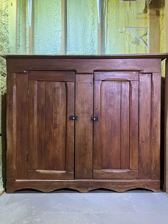 Meuble antique 2 portes avec 3 tablettes in Hutches & Display Cabinets in Sherbrooke - Image 2