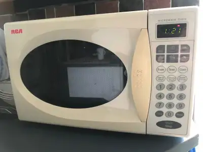 RCA 18" (L) Four à micro-ondes ( Microwave Oven) 700W, View more