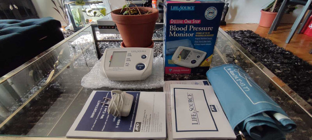 Blood pressure monitor  dans Santé et besoins spéciaux  à Ville de Montréal
