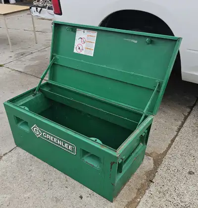 This Greenlee job box is a robust and secure solution for on-site tool storage. Fully functional and...