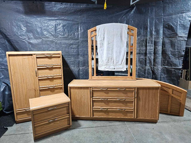 Queen size Bedroom set in Dressers & Wardrobes in Windsor Region