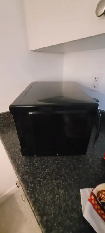 RCA 0.7 cu. ft. Microwave Oven (Used!) ~ $100 in Microwaves & Cookers in City of Toronto - Image 7
