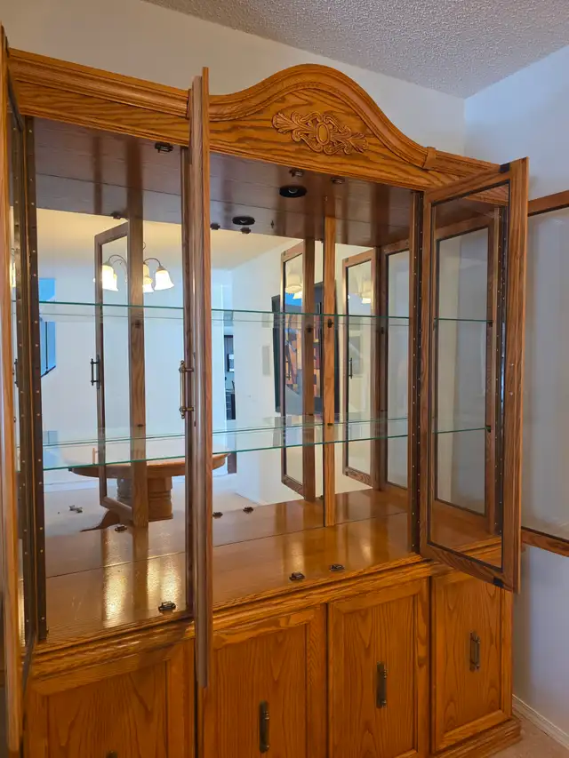 Oak Buffet and Hutch in Hutches & Display Cabinets in Calgary - Image 3