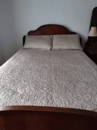 Couvre-lit et couvre-oreillers assortis