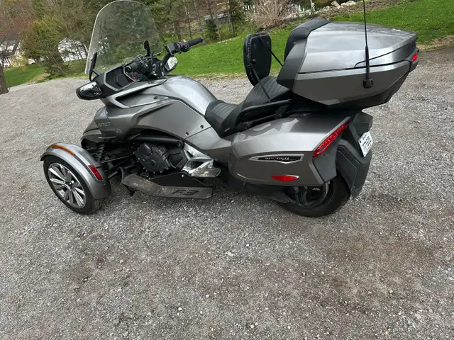 Can am Spyder F3 touring limited 2017 in Touring in Gatineau - Image 2