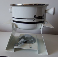 Fondue Pot and 4 Plates