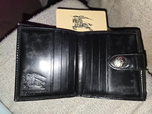 Burberry quilted wallet in Women's - Bags & Wallets in City of Toronto - Image 5