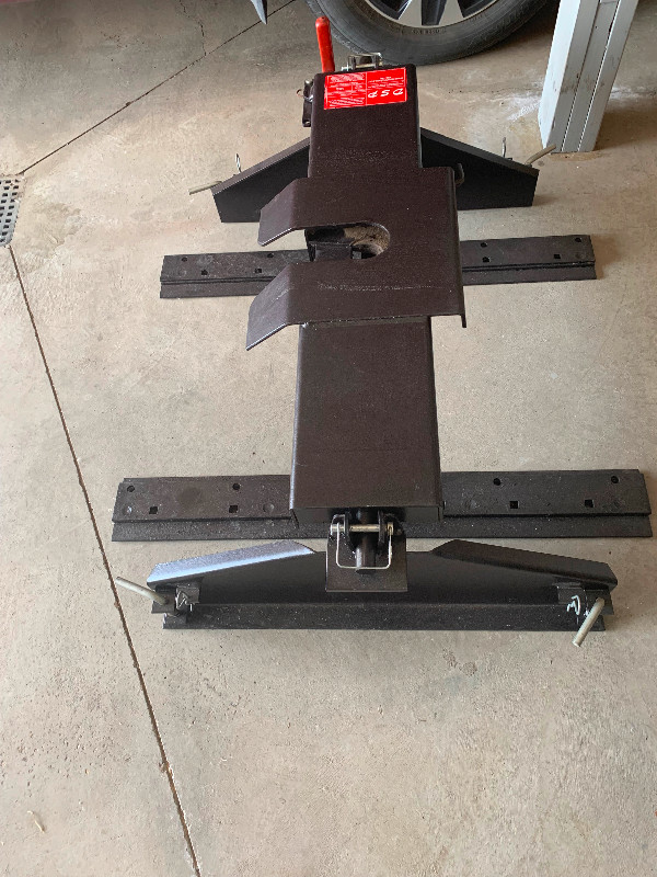 $600.00 cash. DSP 5th wheel hitch. Comes with railings in RV & Camper Parts & Accessories in Edmonton - Image 3