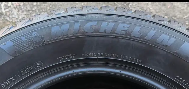  85 %+) 225/65R17 Michelin X-Ice Snow   in Tires & Rims in Mississauga / Peel Region - Image 4