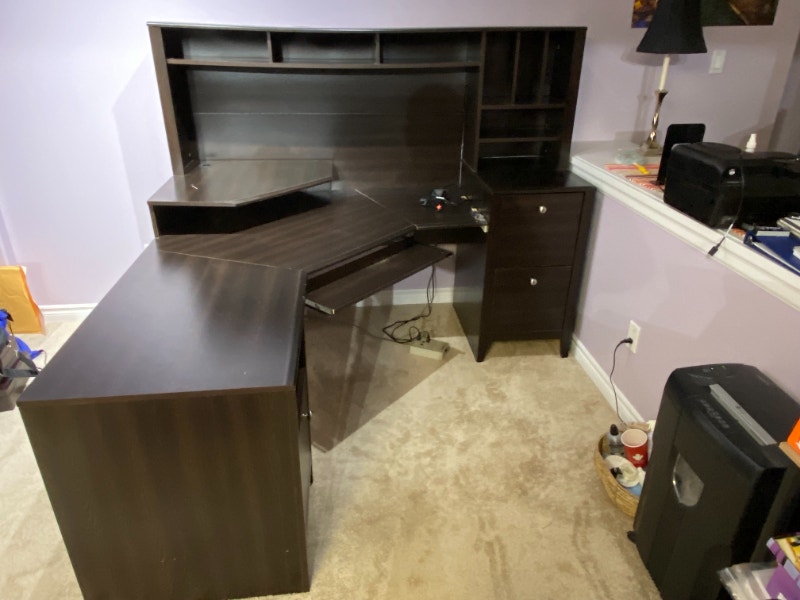 A LSHAPE COMPUTER TABLE WITH LOTS OF DRAWERS AND STORAGES Desks