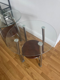 2 petites tables en vitrine 