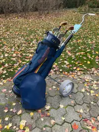 Batons de golf incluant  sac, chariot, puise, parapluie