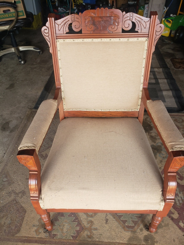 VINTAGE WOODEN CHAIR in Chairs & Recliners in Saskatoon - Image 2