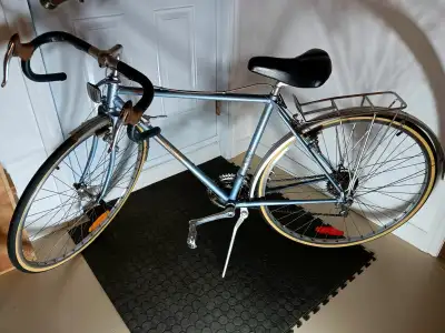 Un vélo de route & un vélo tout terrain, View more