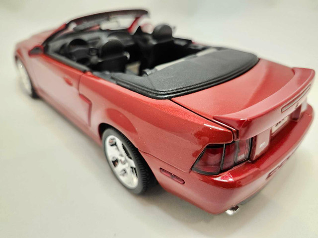 2003 Ford SVT Mustang Cobra Convertible Red 1:18 Diecast Rare in Arts & Collectibles in Kawartha Lakes - Image 3