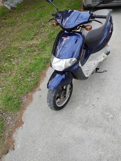Scooter derbi Atlantis bullet 2003 , Moteur neuf , pneu a l'arrière neuf , tous fonctionne. 800 $ né...