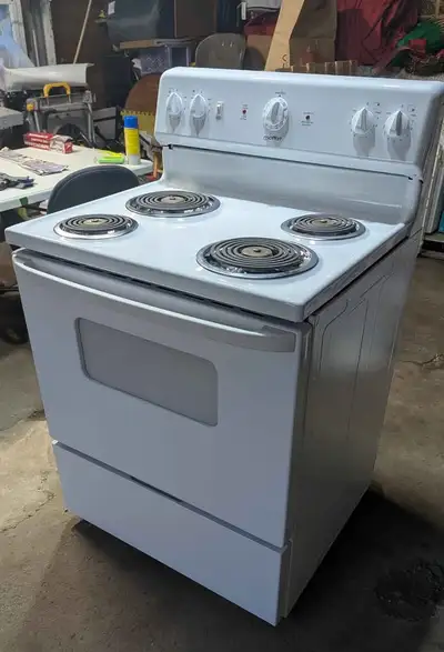 Cuisinière achetée neuve en 2019. Se détaille encore 700 $ taxes en sus. Si t'aime pas passer ton te...