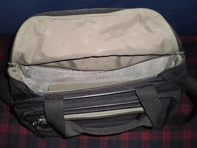 HP, Dell, NEC Laptop Carrying Cases and Luggage in Laptop Accessories in City of Toronto - Image 11