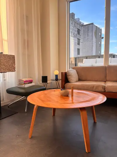 This pre-owned Herman Miller Eames molded plywood coffee table features a beautiful walnut finish an...