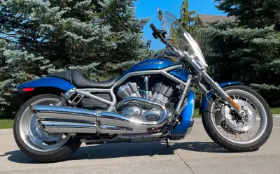 Blue and pewter ABS and security, Lady driven, 1 owner, 2,466 kms