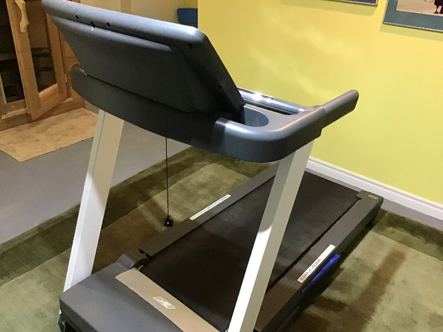 Reebok Treadmill in Exercise Equipment in Oshawa / Durham Region - Image 2