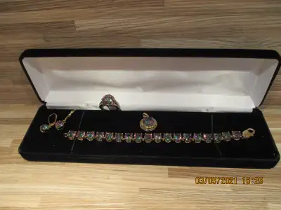 ENSEMBLE,EN MYSTIQUE TOPAZE EN OR JAUNE 10K.PENDENTIF, BAGUE, BRACELET ET BOUCLES D'OREILLES BAGUE G...