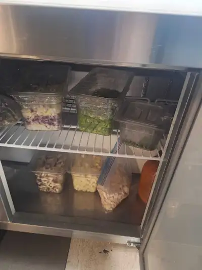 We are looking for someone who has some restaurant experience in baking pizza, doing prep work etc....